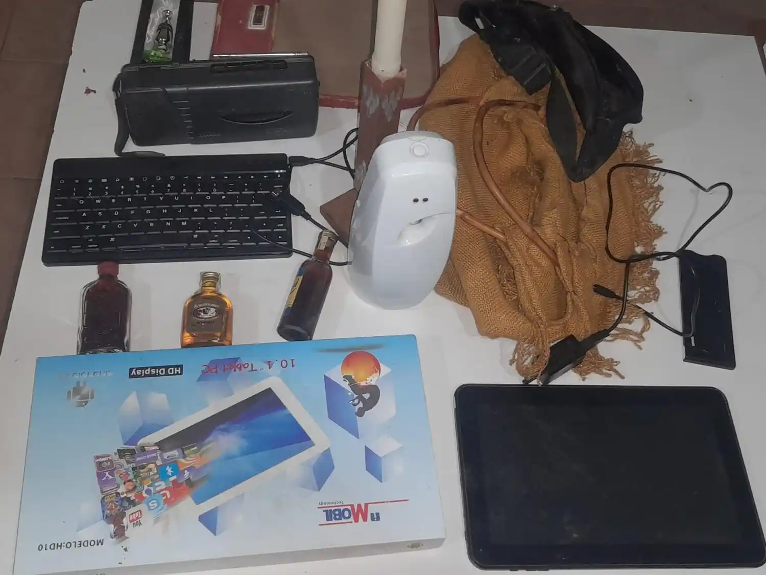 Llevaba un morral repleto de cosas de dudosa procedencia: desde una tablet hasta un porta velas