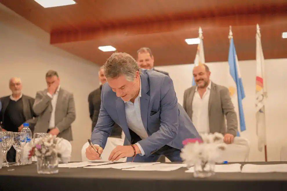 El secretario de Gobierno, Augusto Pastore, durante ka firma del convenio.