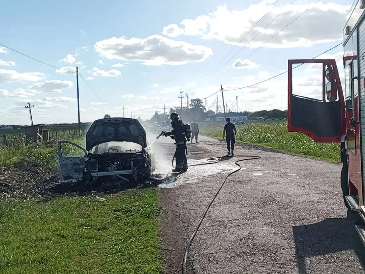 Un auto se incendió en la zona oeste