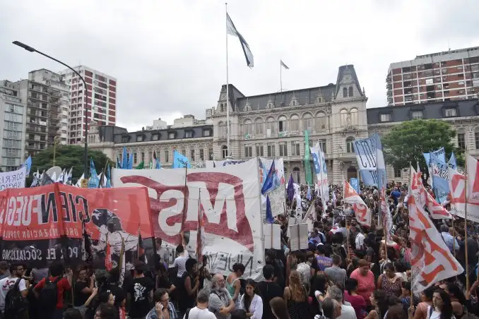 Contra los despidos: abrazo simbólico al Ministerio de Educación