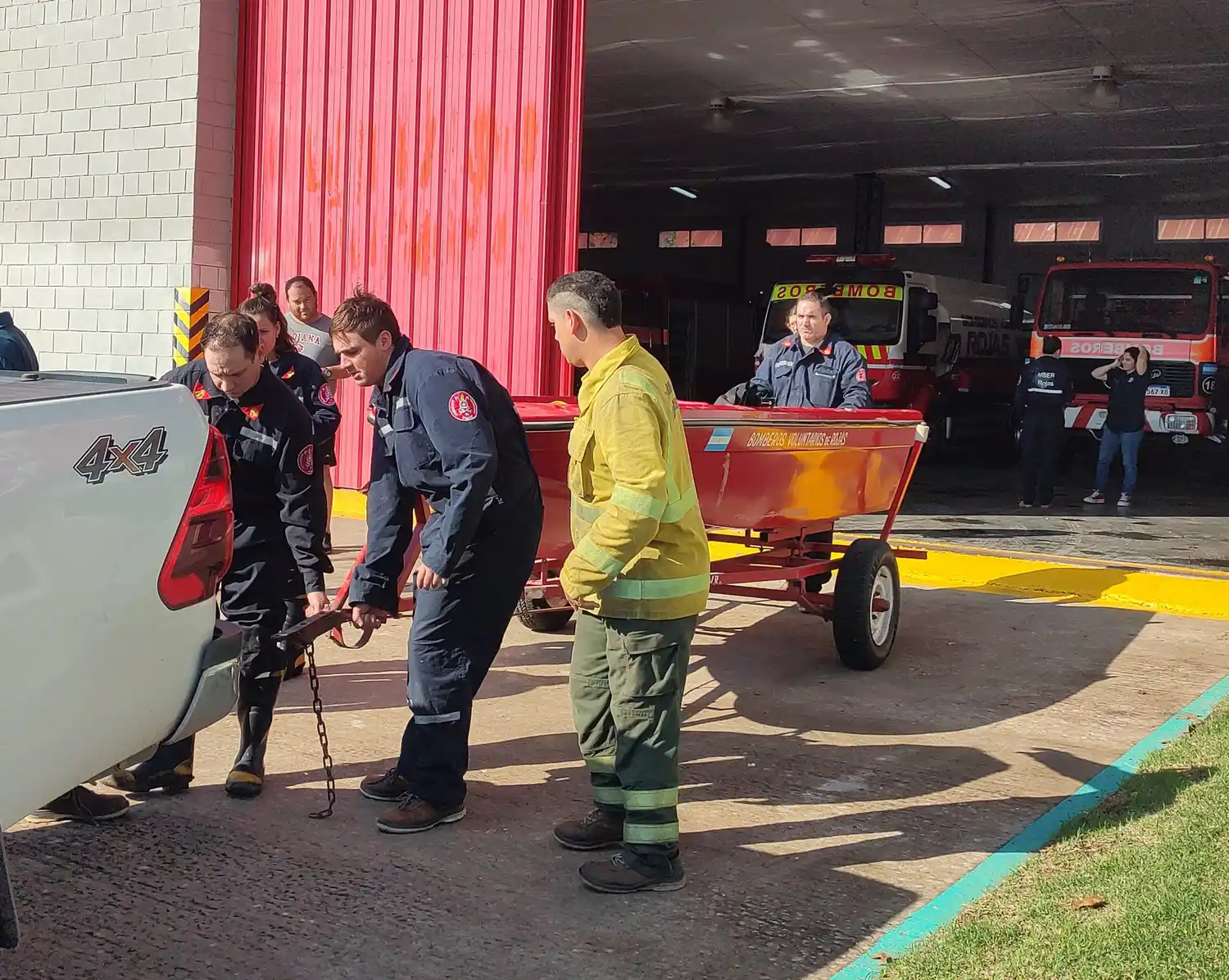 Bomberos de Rojas, en acción.