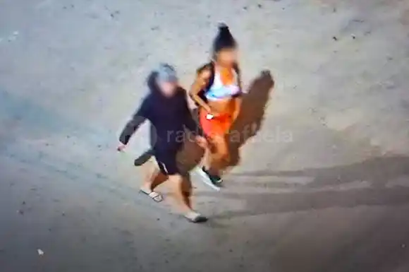 Mientras su pareja hacía “de campana”, se metió a un patio y robó varias prendas de vestir.