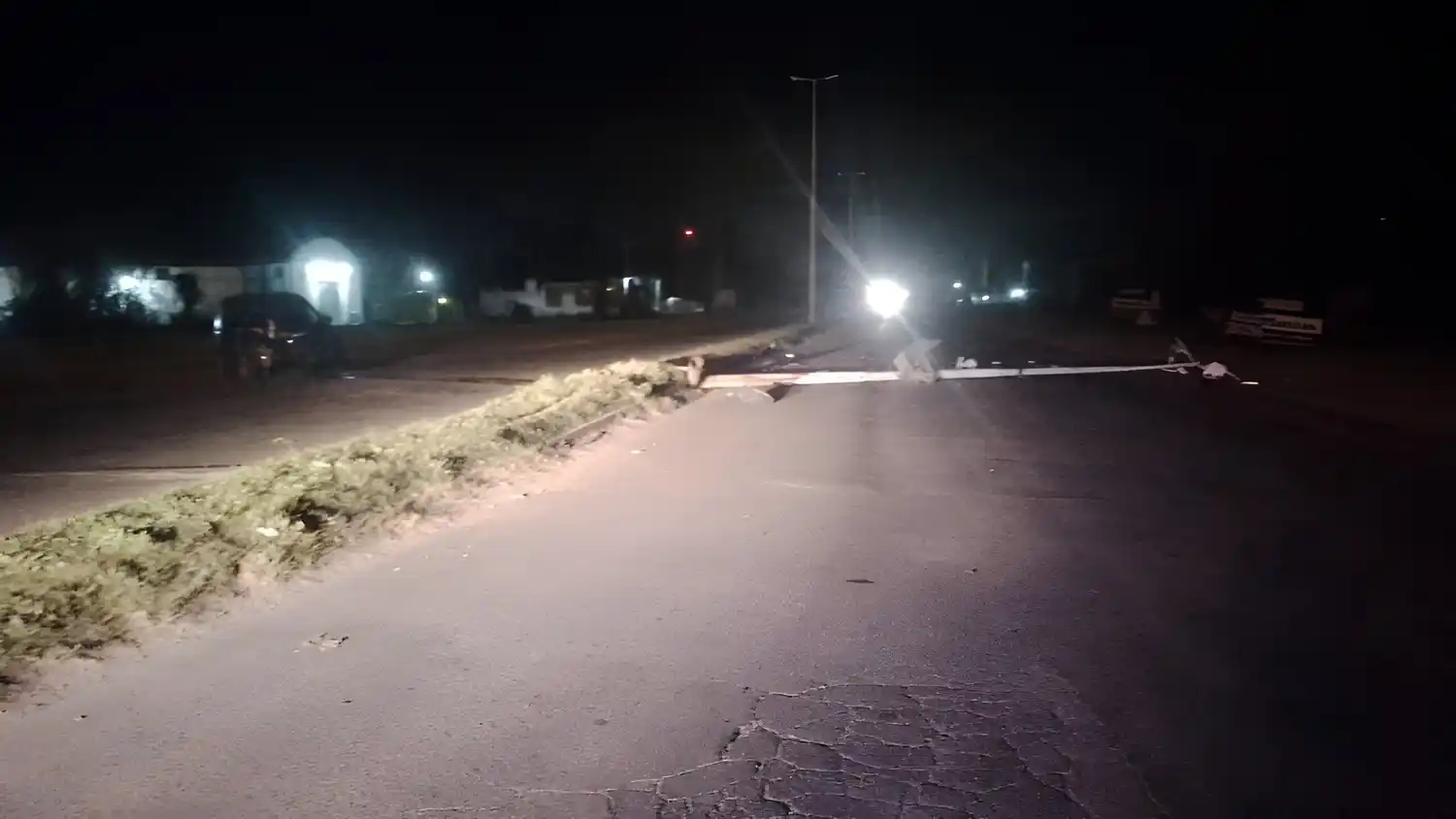 El poste quedó en la calzada y fue removido por personal de Coopser.