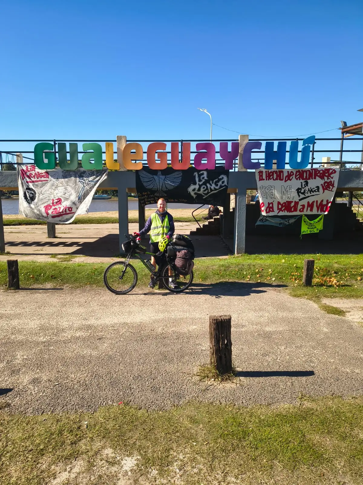 Viajó cinco días en bicicleta para llegar al recital de La Renga en Gualeguaychú