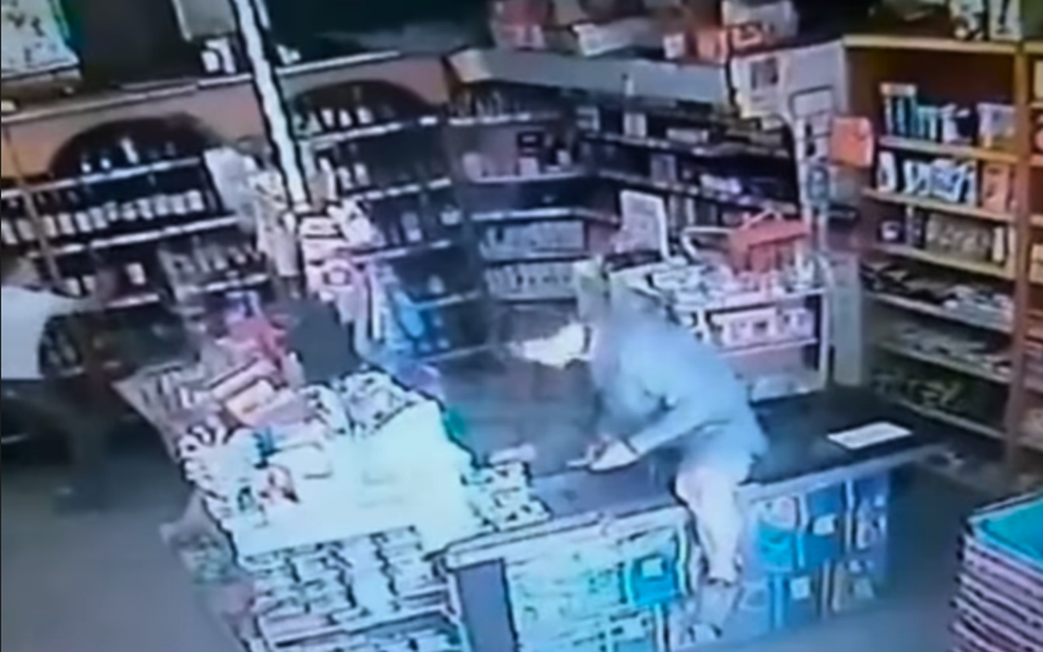 Video: Supermercadista se defendió a botellazos de un robo en Caseros