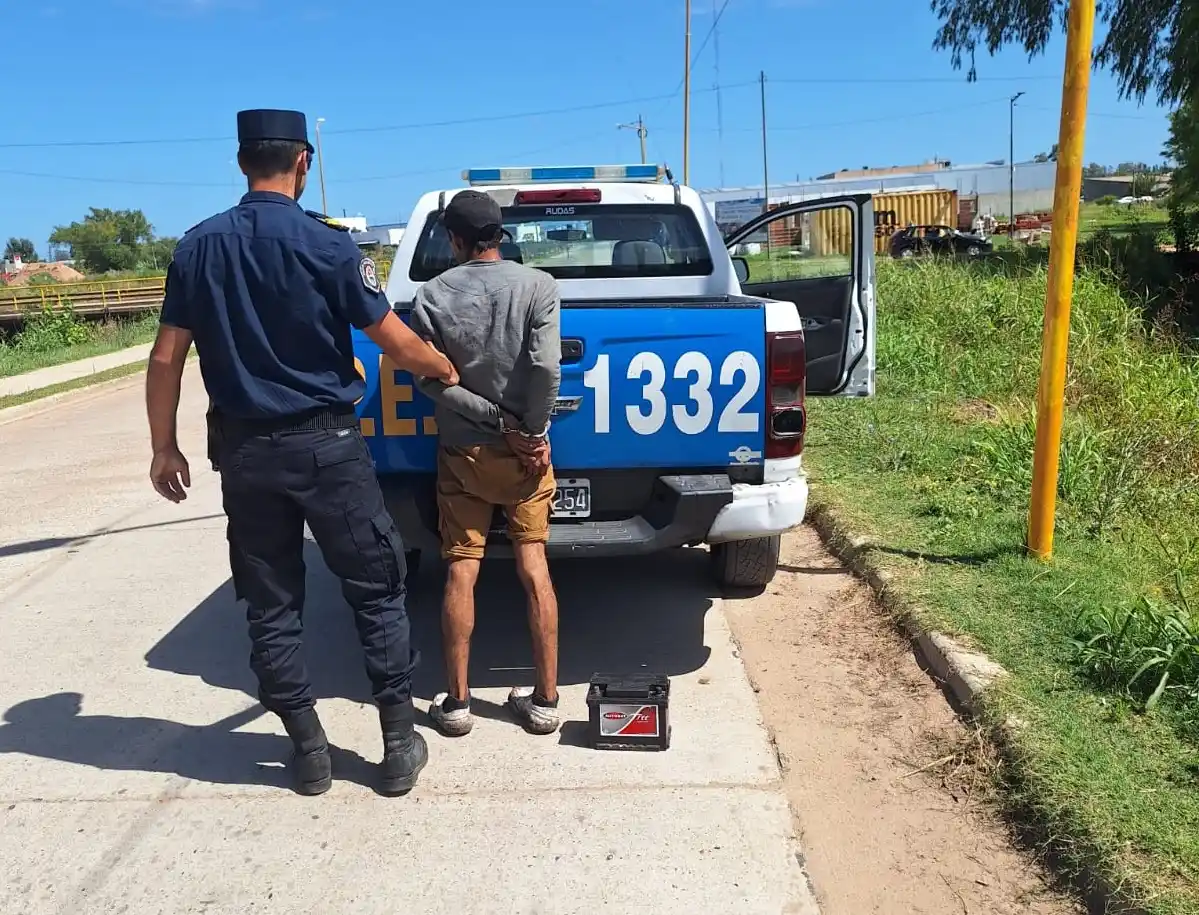 Un joven iba con cartones al hombro en calle Asisclo Méndez pero ocultaba algo y fue detenido