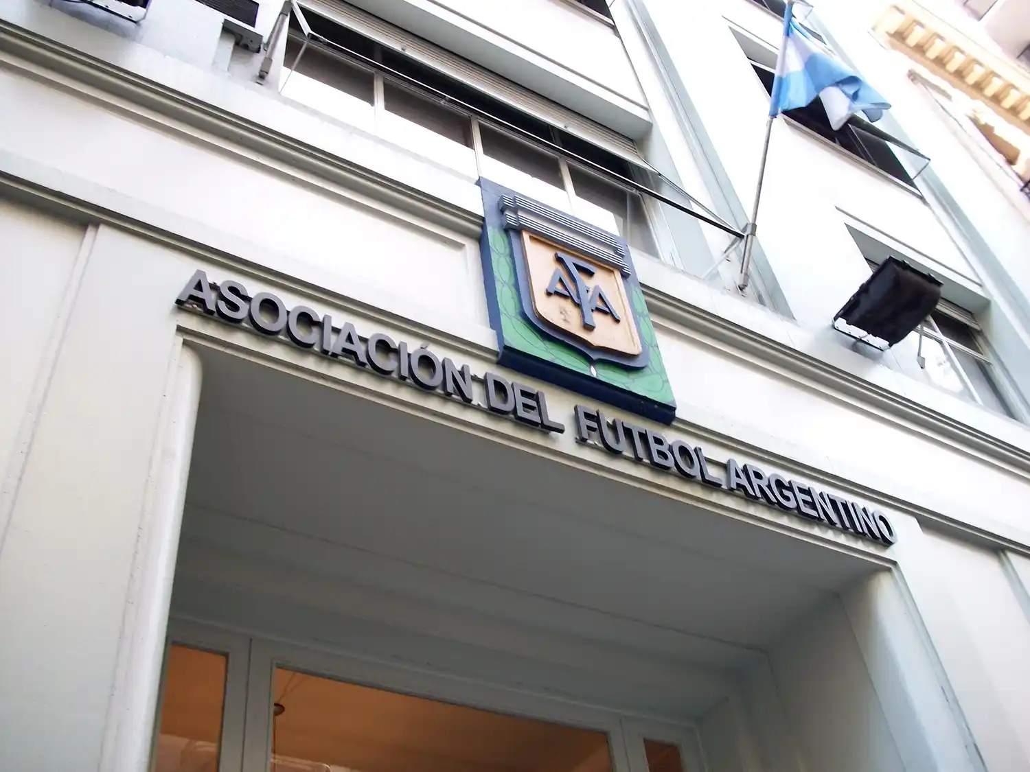La FIFA multó a la AFA : ¿Por qué y qué sanciones decretó?