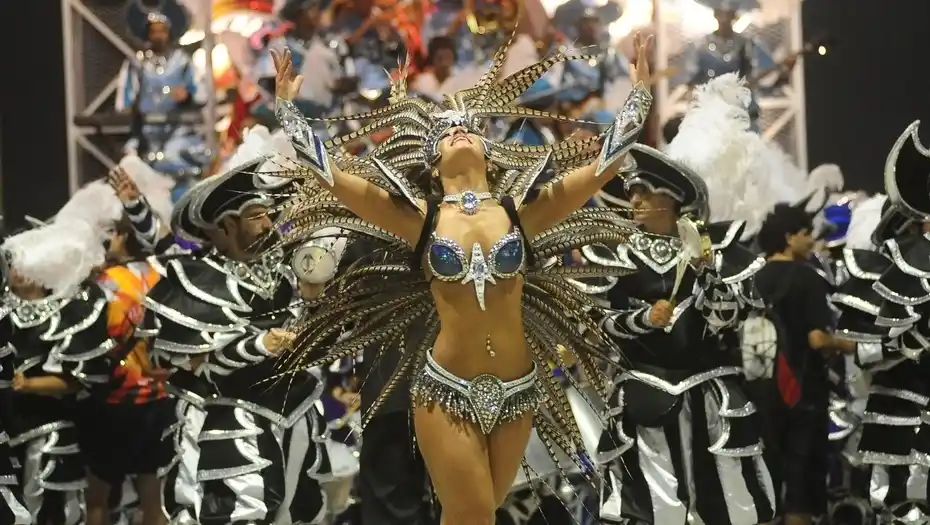 El Carnaval mira al cielo: ¿cómo estará el tiempo esta noche?