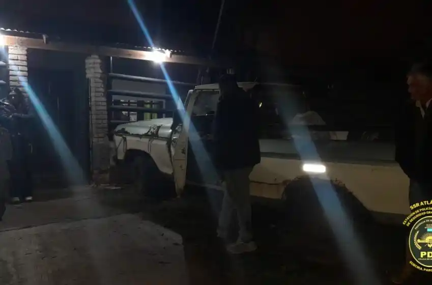 Chocó contra una casa, se negó a la alcoholemia y le pegó a la policía