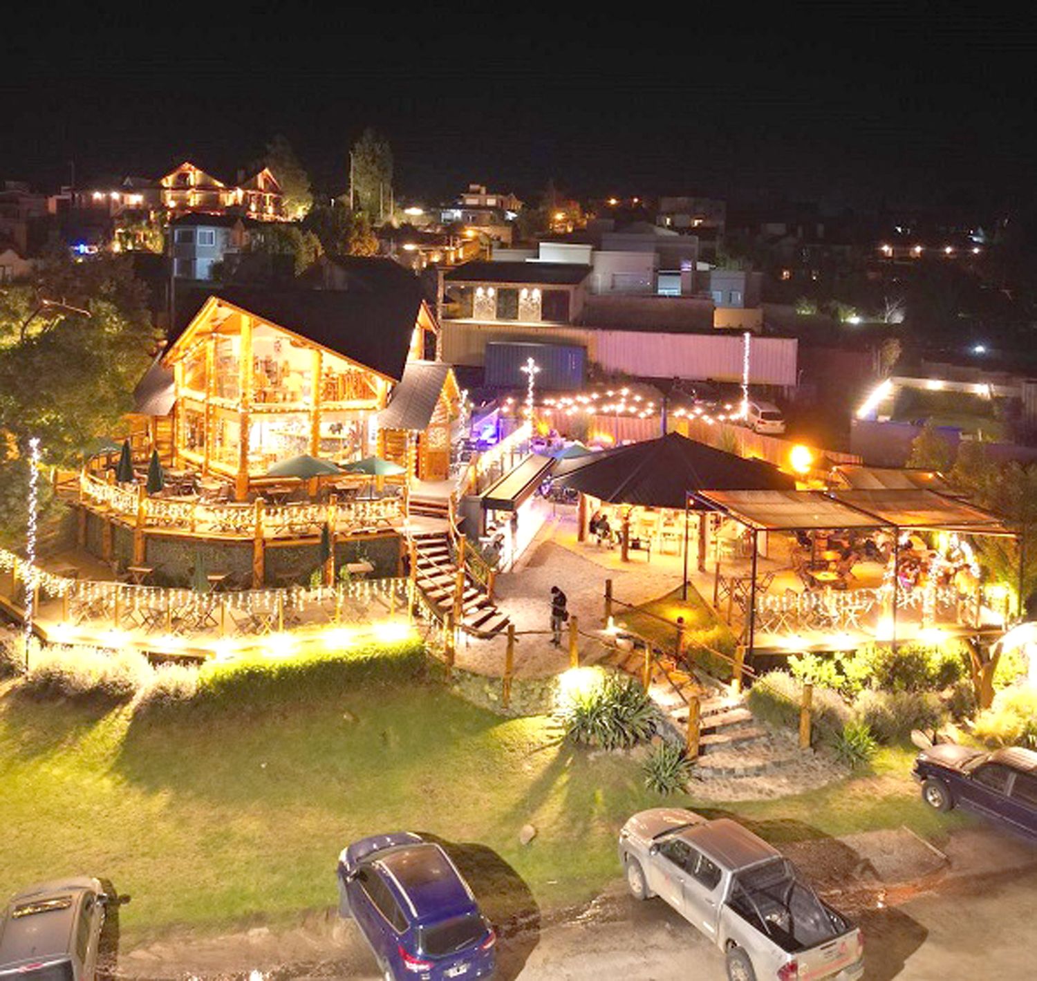 Mirador, en avenida Saavedra Lamas, ofrece múltiples espacios para disfrutar de su gastronomía con sabor y vistas al Lago del Fuerte.