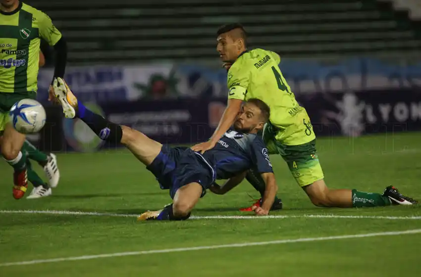 Alvarado no pudo pasar del empate pero sigue puntero