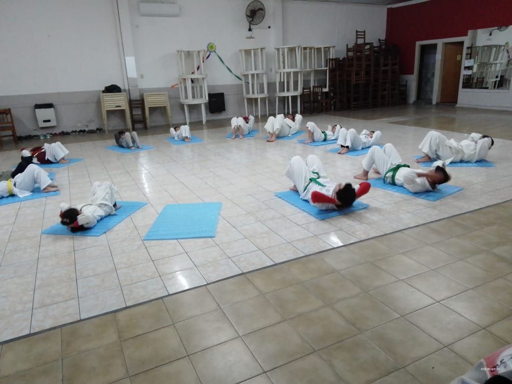 Rifa y pollada para viajar al mundial de karate