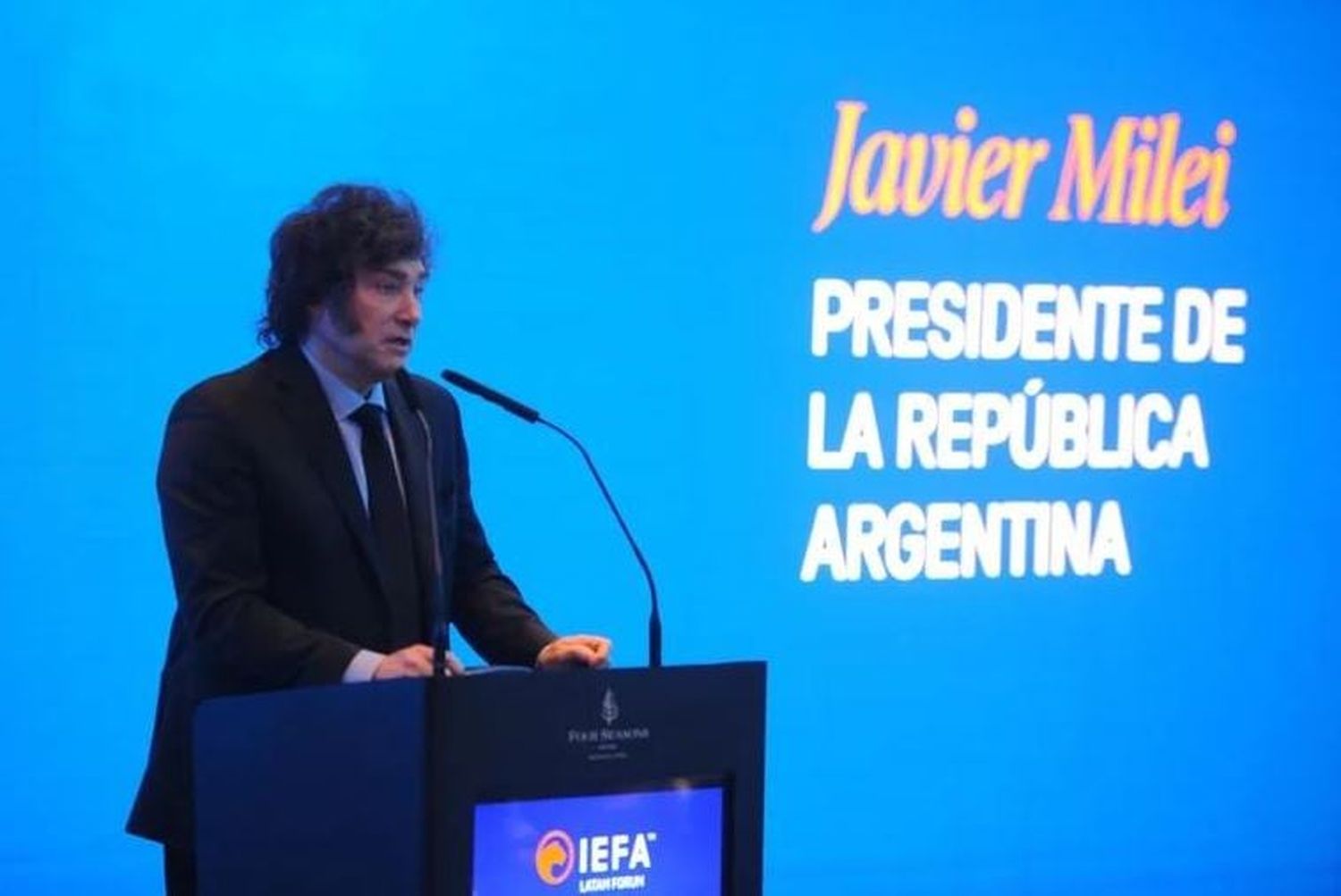 Javier Milei confirmó que el Gobierno dará de baja 70 mil contratos de empleados públicos