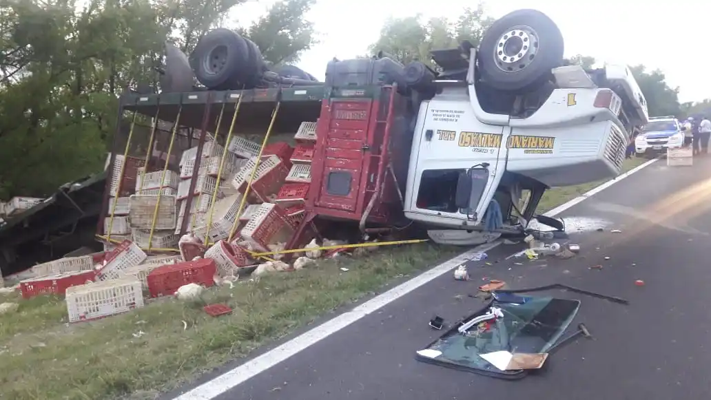 Espectacular vuelco de un camión cargado con pollos en la ruta 12