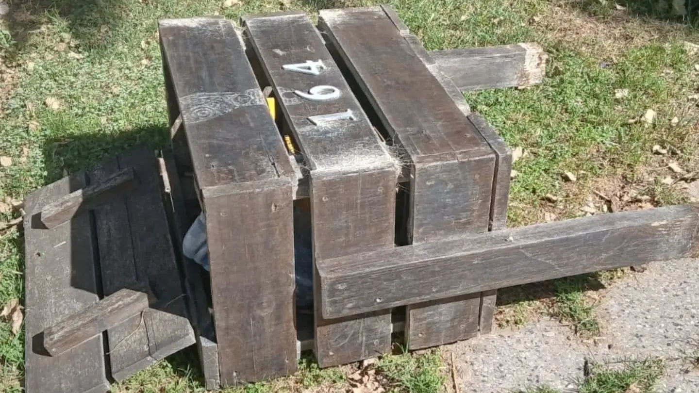 Uno de los basurines dañados en forma intencional en Claromecó