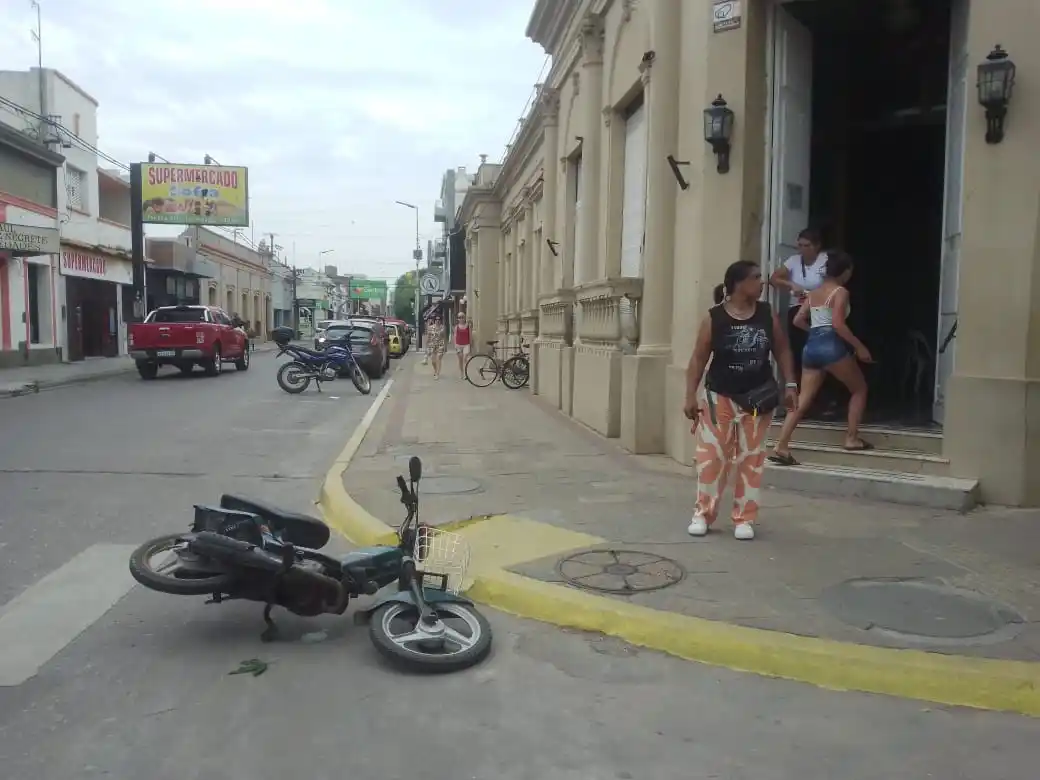 Accidente en Mitre y San Martín: motociclista trasladada por el 107