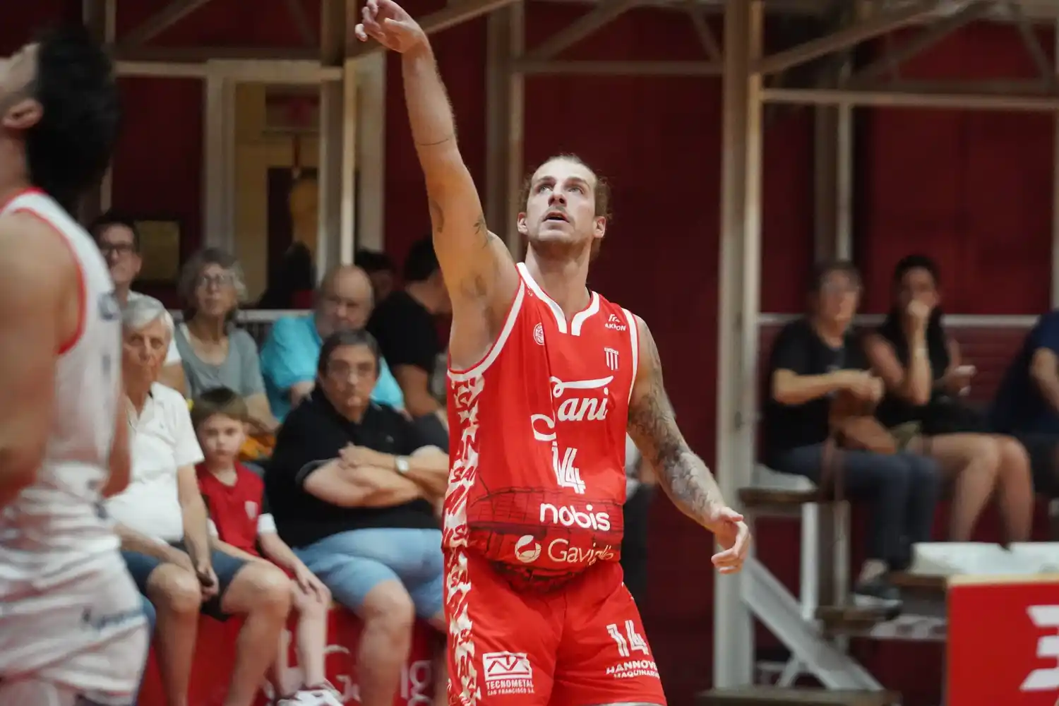 Lautaro Mare pasa por un buen momento y suma minutos en el quinteto de Porta.