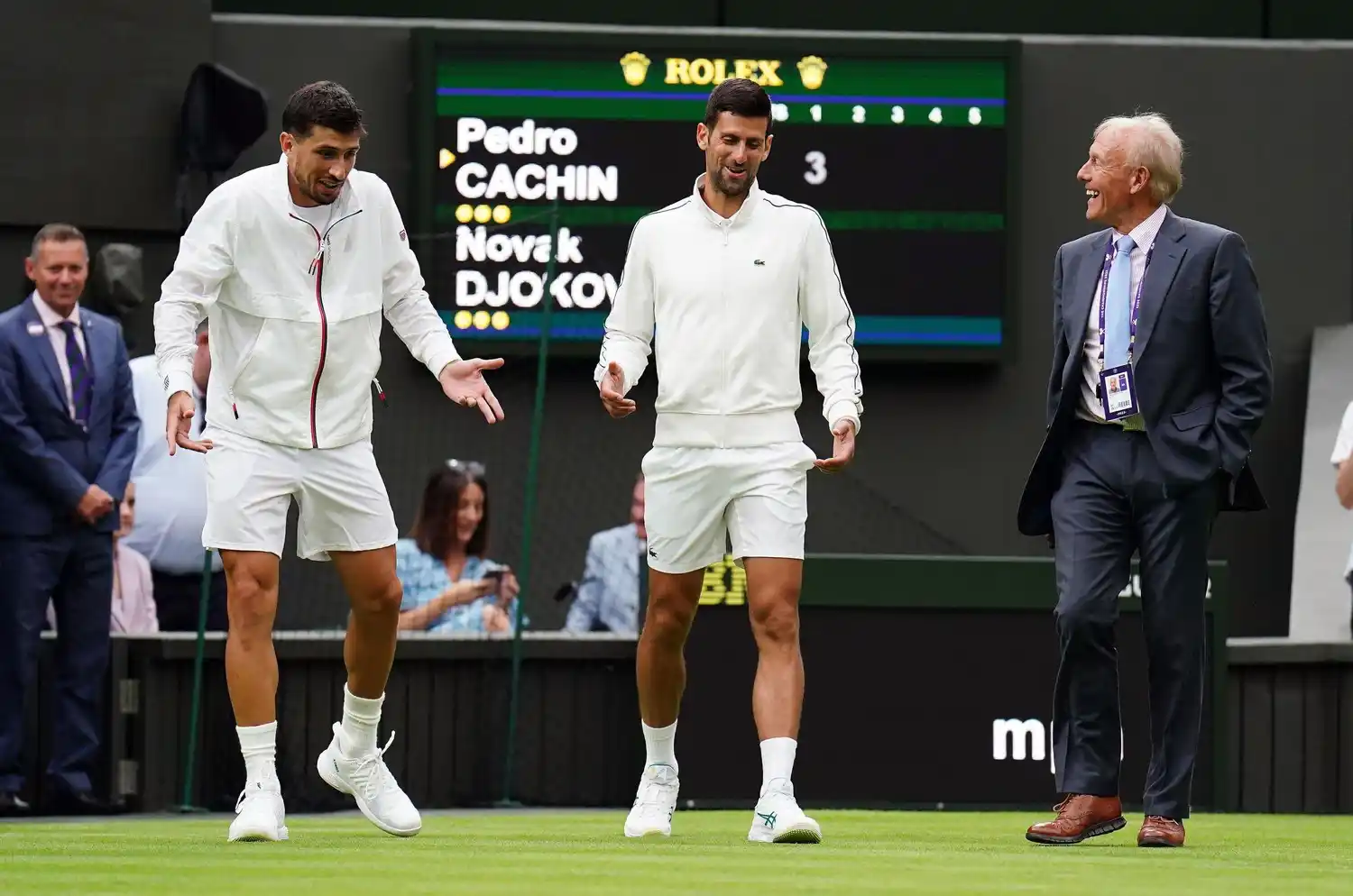 Cachín y Djokovic conversan durante la interrupción por la lluvia.
