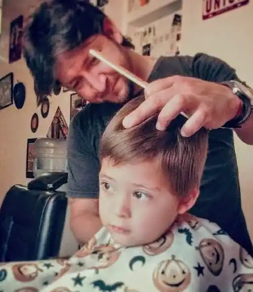 Peluqueros solidarios ofrecen un corte de pelo por un juguete