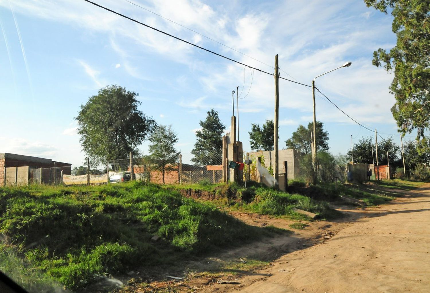 Con los contratos firmados, 90 hogares accederán al agua potable en La Movediza II y La Unión