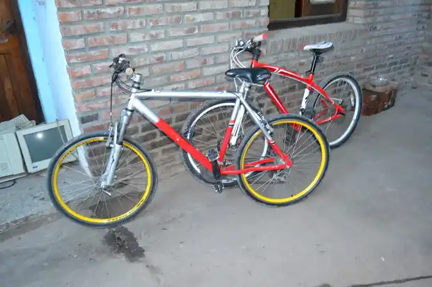 Recuperaron bicicletas que fueron robadas por ladrones que saltaron un tapial para llevarlas