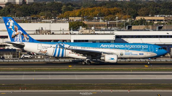 Aerolíneas Argentinas inició sus vuelos charter a Qatar con hinchas argentinos