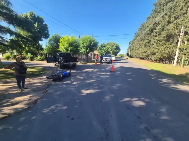 Ambos motociclistas resultaron con lesiones leves.