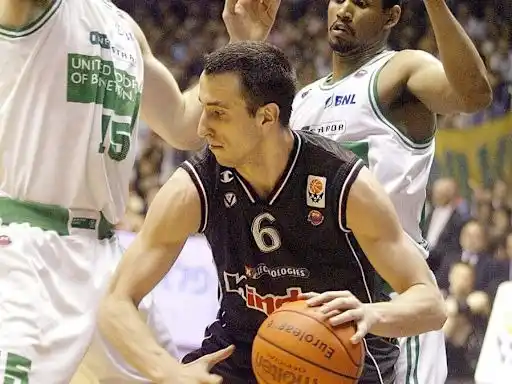 El argentino fue elegido en una lista de los jugadores más destacados del primer cuarto de siglo del torneo de básquet más importante de clubes de Europa. Manu fue campeón con Virtus Bologna .