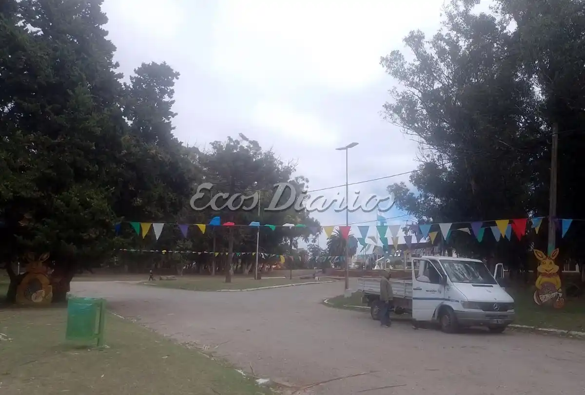 Personal. Del municipio instaló ayer los carteles en el sector del Parque Lillo