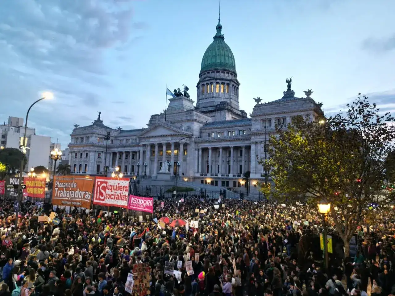 La convocatoria reúne a sectores sindicales, movimientos sociales, agrupaciones políticas y manifestantes autoconvocados.