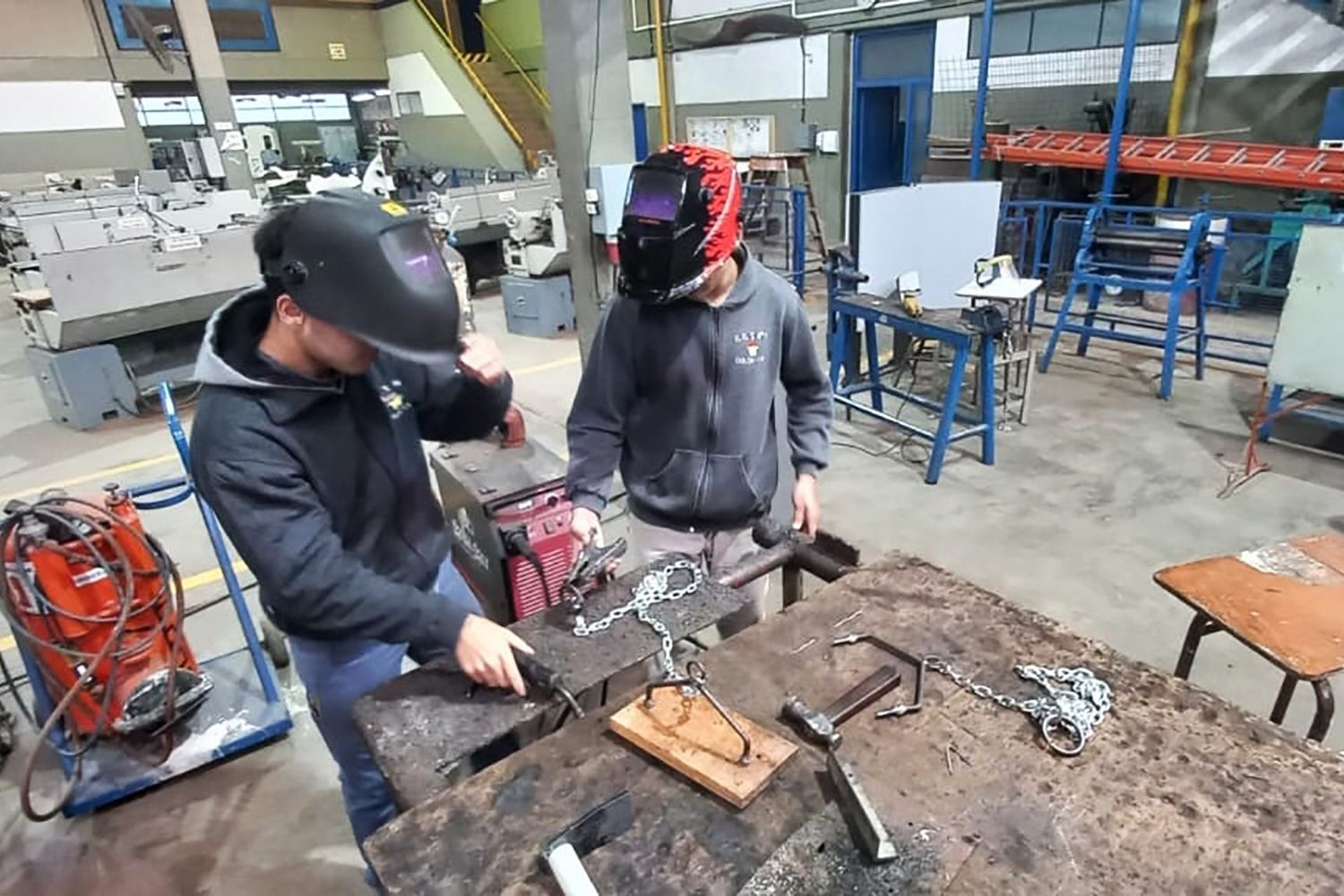 La escuela integral de Colón tiene nuevos juegos fabricados por estudiantes de la técnica Quirós