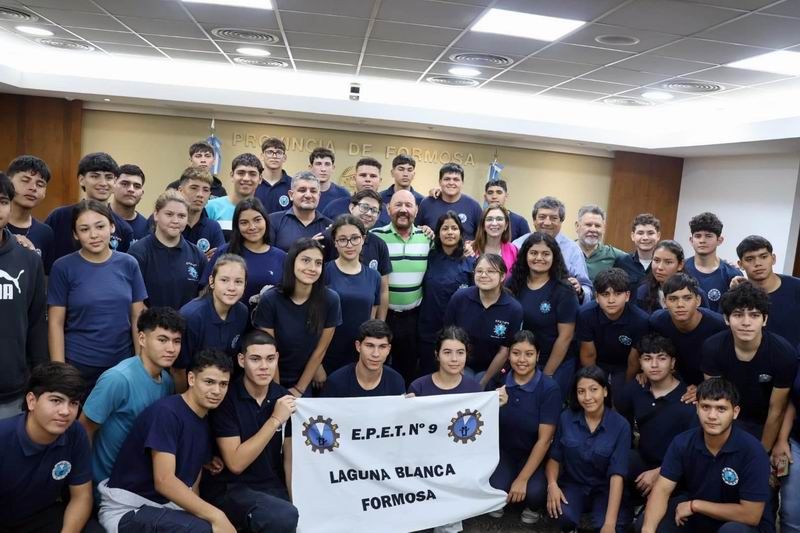 Insfrán recibió en su despacho 
a estudiantes de Laguna Blanca