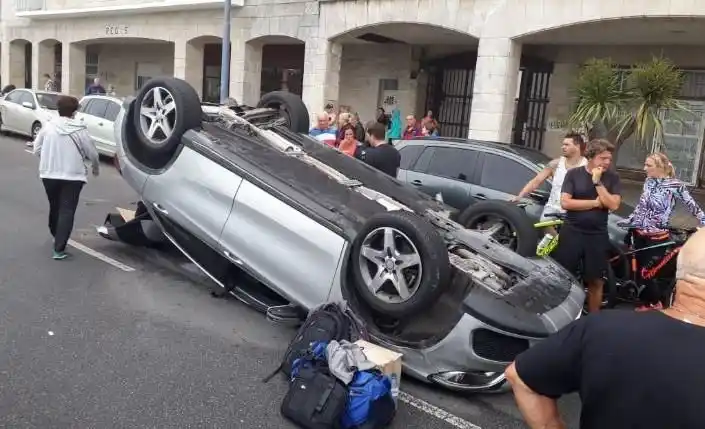 Mar del Plata: Manejaba alcoholizado, chocó, volcó su auto y salió ileso