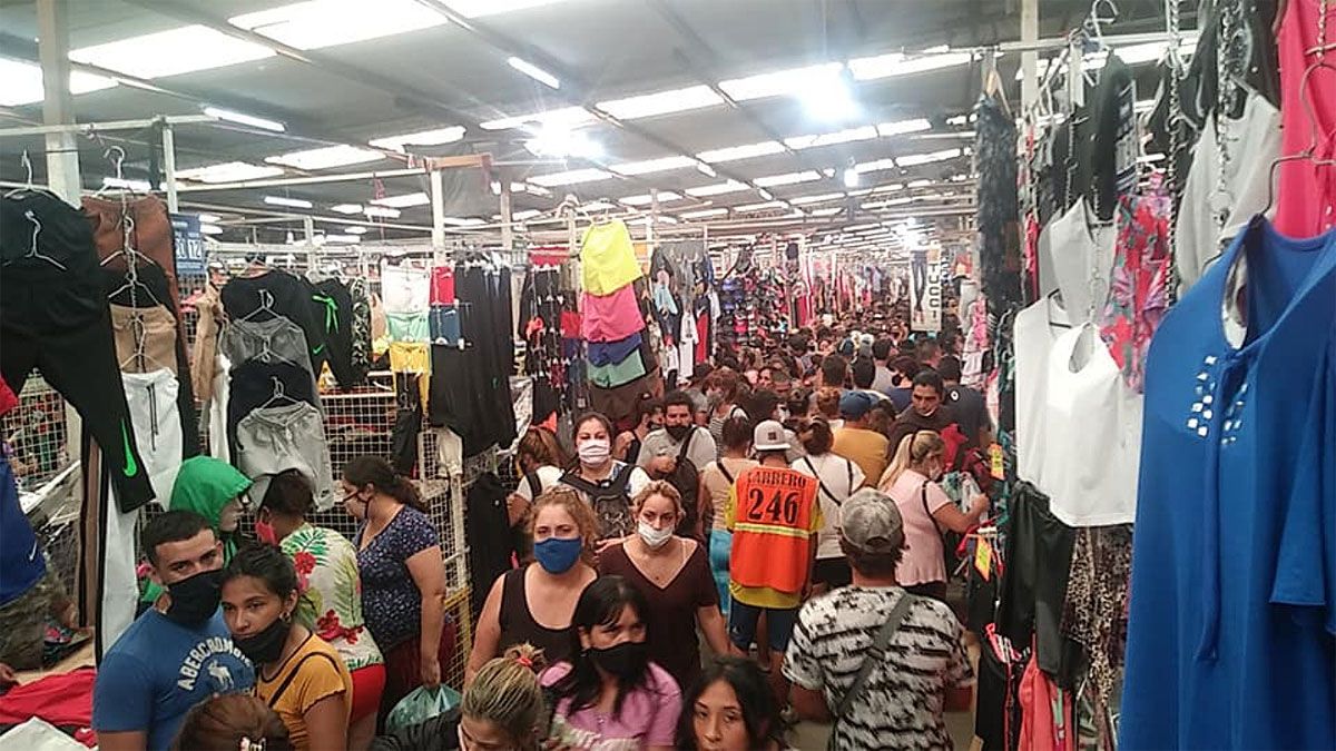 Economía: ¿Cuánto cuesta comprar en el shopping y cuánto en La Salada?