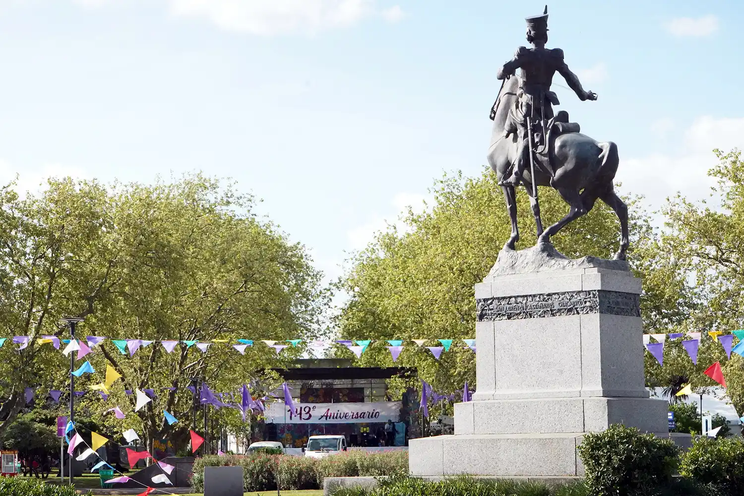 Banderines de colores. Alrededor del monumento a Mariano Necochea en la Plaza