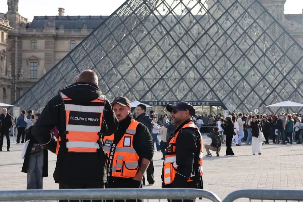 Detuvieron a dos sospechosos del millonario robo al museo de Louvre en París