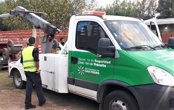 Vecinos denunciaron camioneta en estado de abandono e Inspección se la llevó: “Anda y tiene todos los papeles”