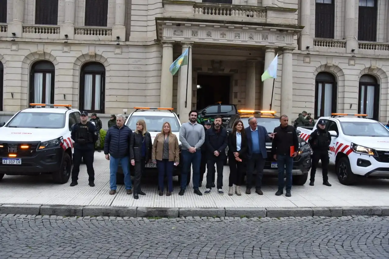 La presentación de los móviles frente a la Municipalidad.