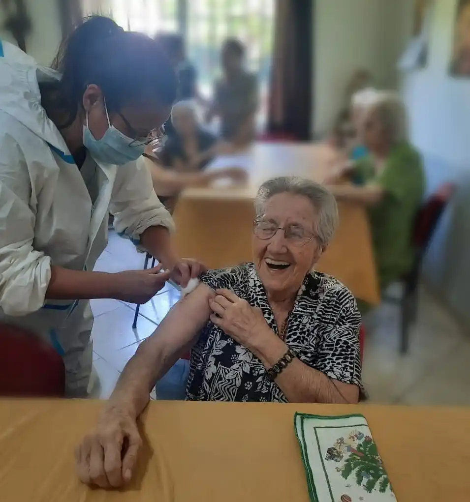 Empezó la vacunación covid-19 en los geriátricos