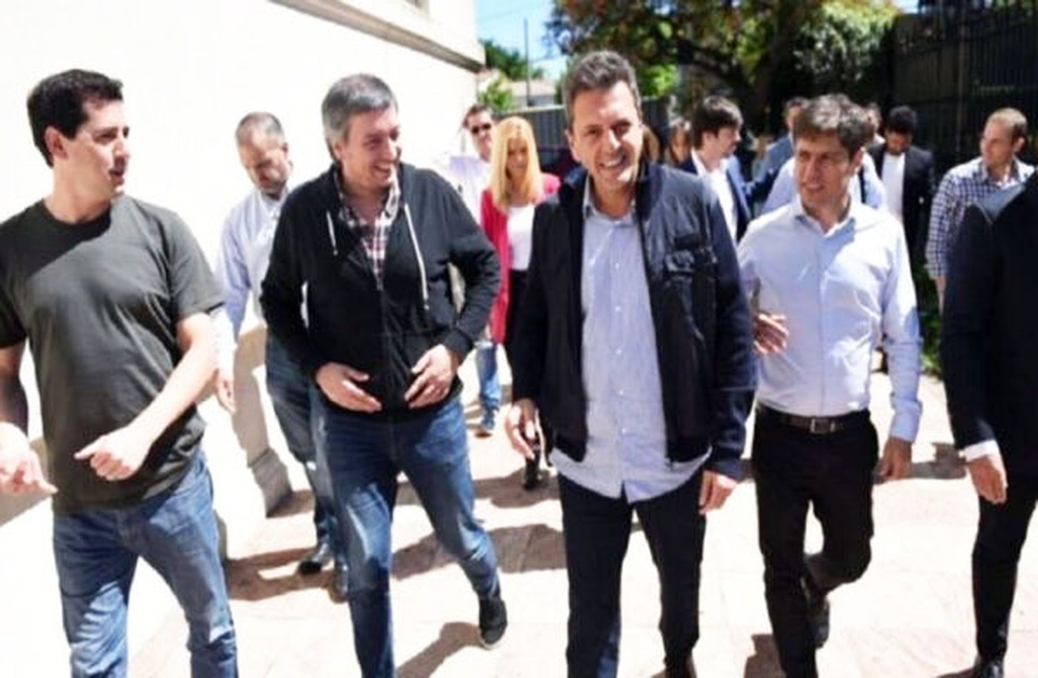 Kicillof, Massa, De Pedro y Máximo Kirchner inauguran mesa política con intendentes, con ausencia del albertismo