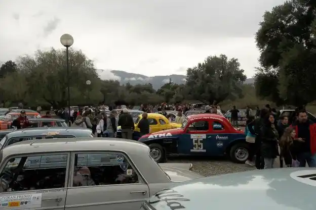 Autos antiguos llegarán al Monumento a la Bandera