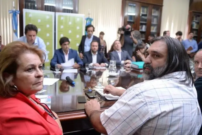 Ofrecen a docentes 30% de suba a diciembre y gremios presentan contraoferta