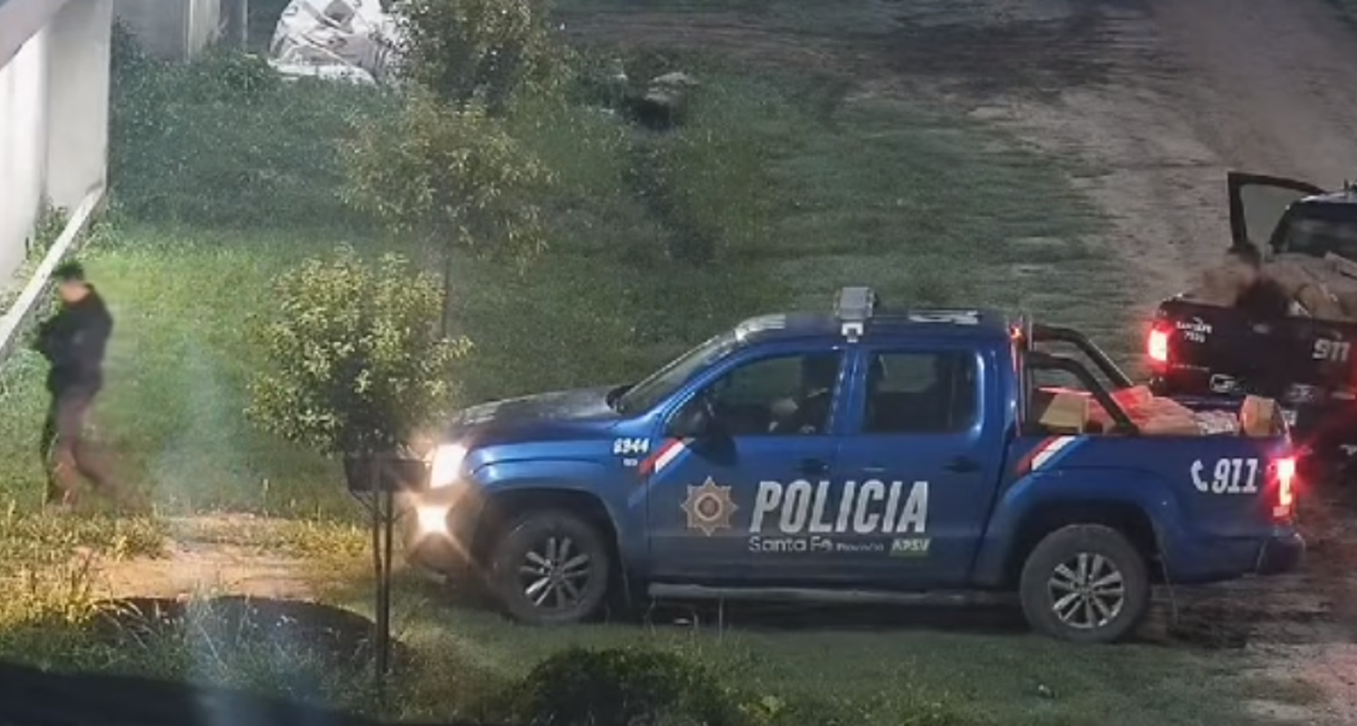 Momento en el que dos camionetas ingresan a la vivienda de Peressón repletas del motín con el que se alzaron.