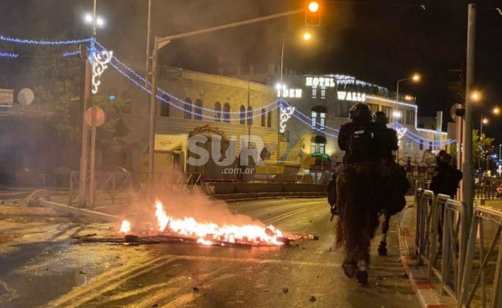 Altercado entre palestinos y policía israelí deja 50 detenidos en el corazón Jerusalén