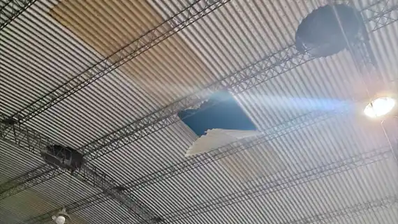 Trágico accidente: un hombre murió tras caer desde el techo de un galpón