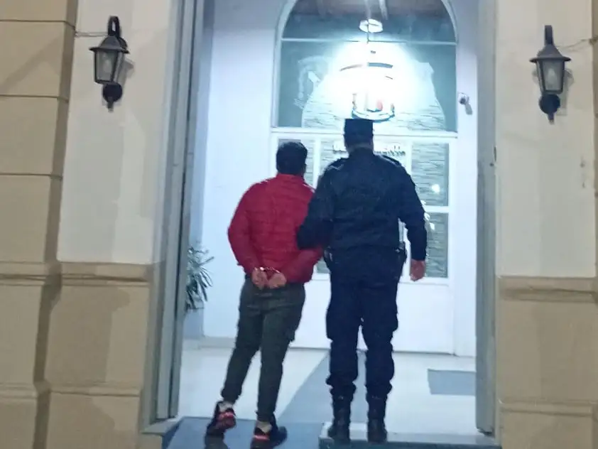 Detienen a un hombre acusado de violencia de género durante un allanamiento en el Barrio Curita Gaucho