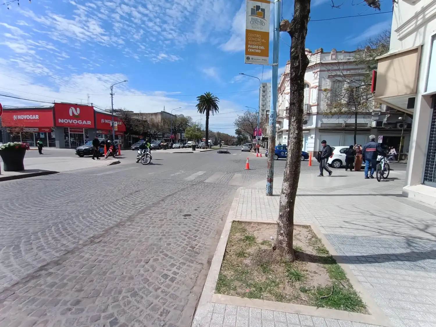 De nuevo... Fuerte accidente en Bv. Santa Fe y Saavedra terminó con una mujer en el Hospital "Dr. Jaime Ferré" - 3