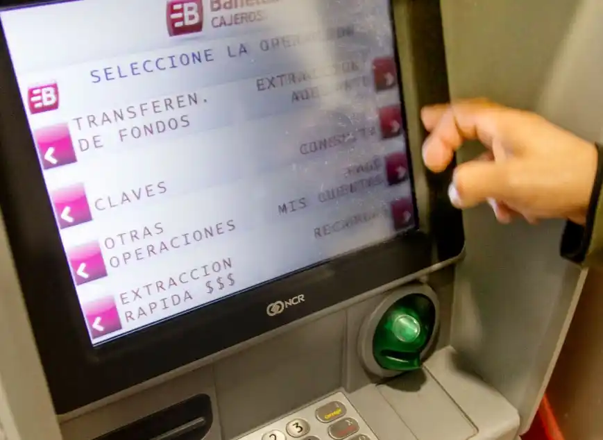 El Banco Central aumentó los montos máximos para extraer plata por cajeros automáticos