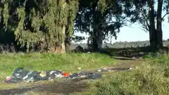 Queja por acumulación de basura a la vera de la ruta 30