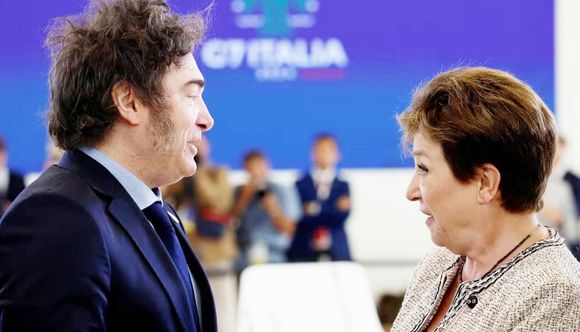 Las reservas superaron los US$43.000 millones y el dólar oficial bajó a $1370